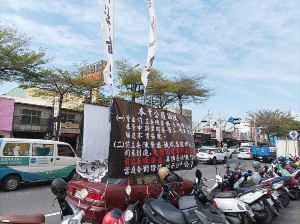 府前路一段的廣告車移置，不過在中華東路二段台企銀前尚有一台廣告車，交通局指正進行相關作業。（記者林雪娟攝）