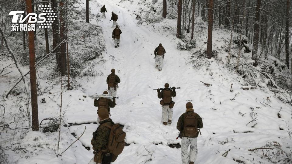 挪威士兵在大雪中扛槍步行。（圖／達志影像路透社）