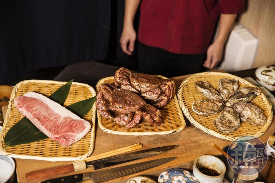 (左起)宮崎A5和牛、北海道毛蟹、厚岸生蠔，澎湃的食材一字排開。