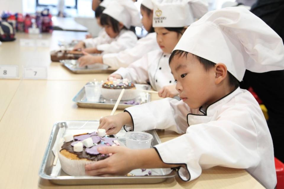 《圖說》聖瑪莉丹麥麵包莊園祭出「端午包粽」活動，連假期間購買親子樂園票者，提供限量手作麵包粽體驗、限定時段「午間立蛋我最行」活動。〈經發局提供〉