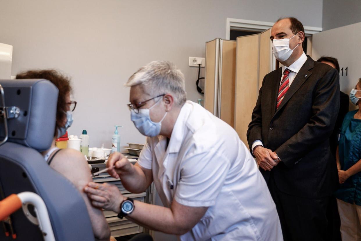 Jean Castex assiste à une vaccination à l'hôpital universitaire de Caen, le 16 avril 2021 - Sameer Al-DOUMY / AFP