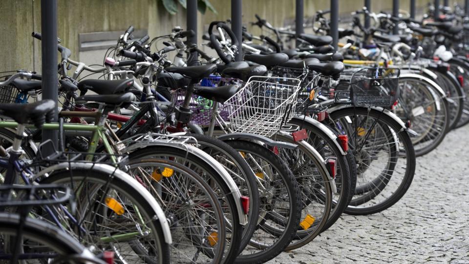 Fahrräder sind an einem Fahrrad-Stellplatz abgestellt. Foto: Patrick Seeger/Illustration