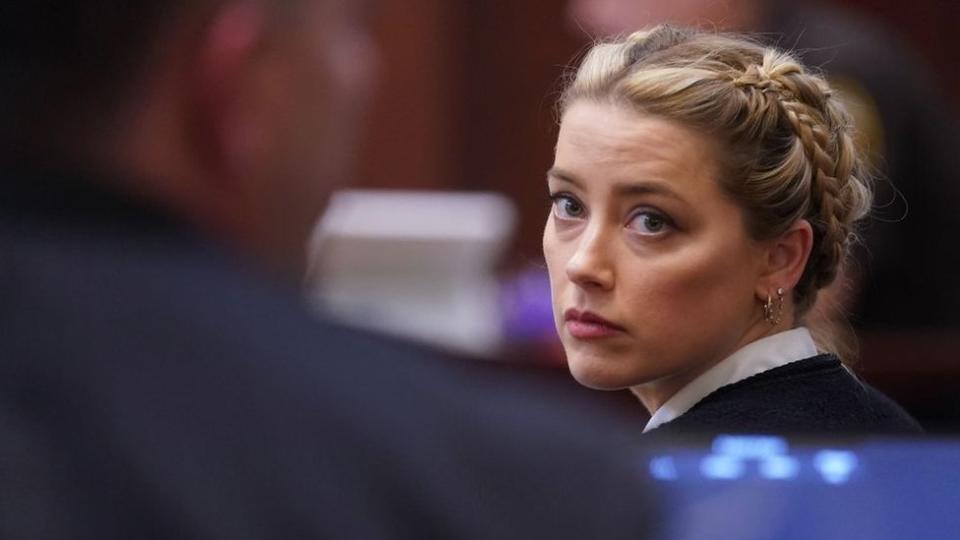 La actriz estadounidense Amber Heard en la corte