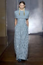 <p>Ein Model trägt bei der Givenchy Frühjahr/Sommer 18 Haute Couture Modenschau ein blau und silber verziertes Kleid mit langen goldenen Ohrringen. (Bild: Getty Images) </p>