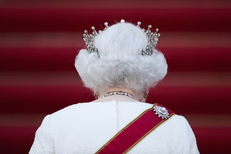 La reina Isabel II de Gran Bretaña llega para una cena de estado oficial en el Palacio Bellevue en Berlín, el 24 de junio de 2015