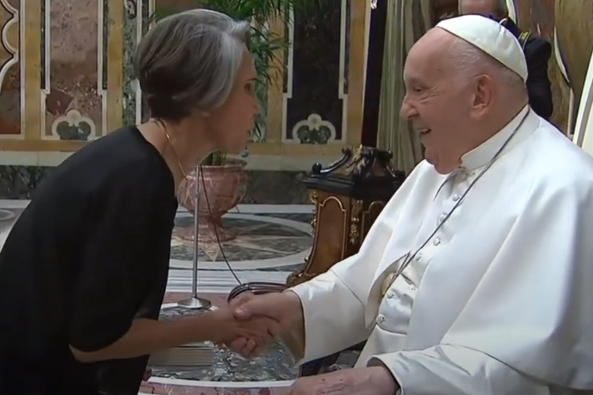 Florinda Meza y el para Francisco en el Vaticano este 14 de junio. (Captura de YouTube)