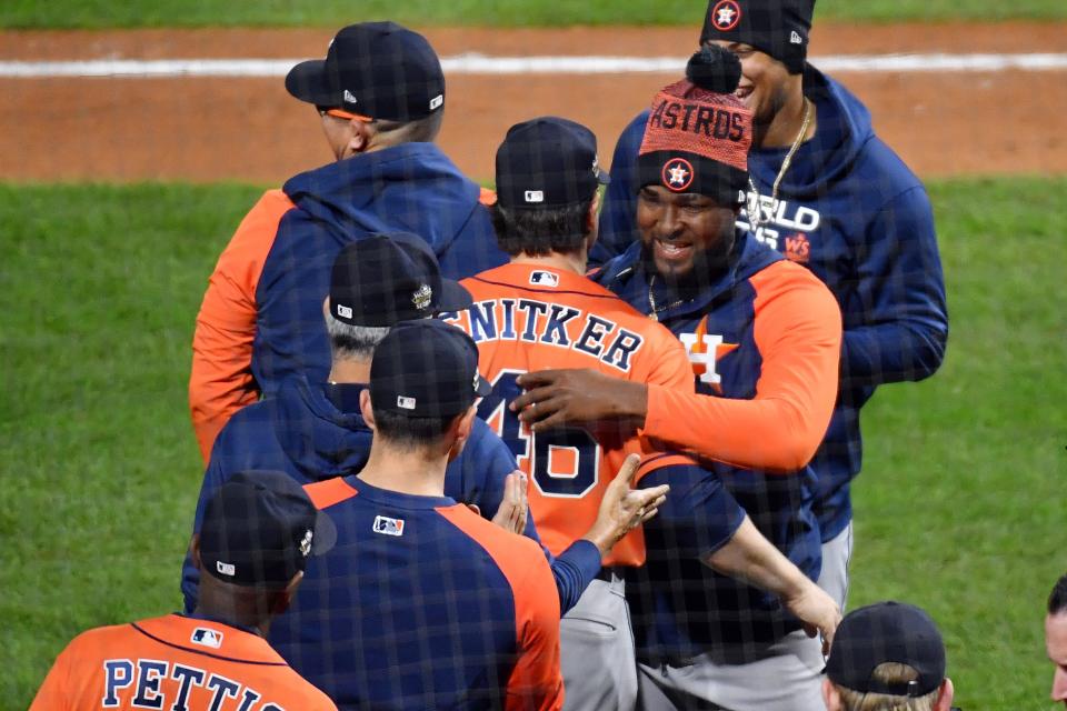 El lanzador abridor de los Astros, Cristian Javier, celebra la victoria de su equipo por 5-0 sin hits contra los Filis.