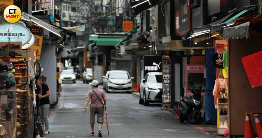 疫情期間士林夜市內人煙稀少，許多攤商暫停營業。（圖／林士傑攝影）