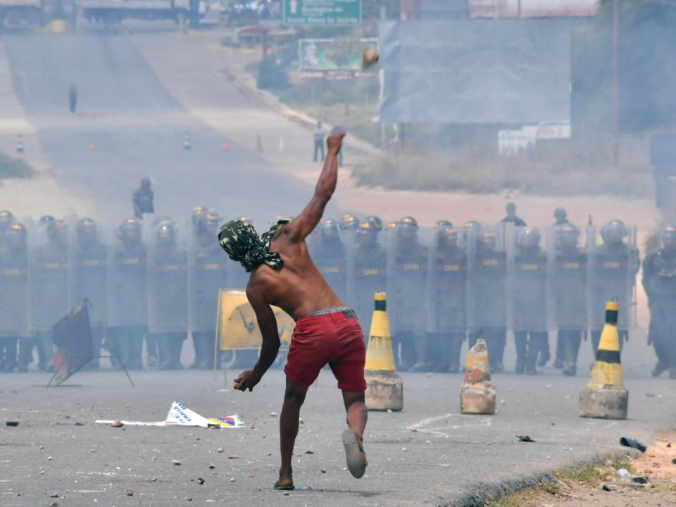 Venezuela: At least 100 soldiers 'flee to Colombia' as two killed and hundreds injured in humanitarian aid clashes