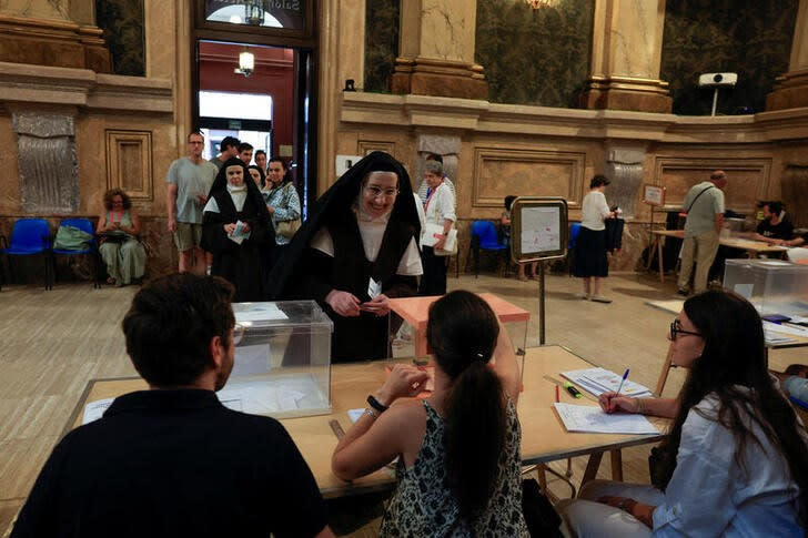 Varias personas votan en las elecciones generales en Madrid, España.