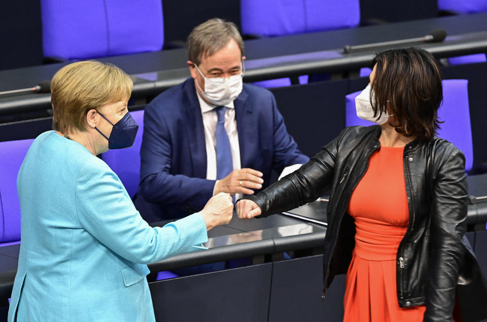 Angela Merkel begrüßt Annalena Baerbock im Bundestag (Bild: Tobias SCHWARZ / AFP)