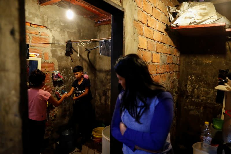 Gabriela Ramos, de 29 años, observa a sus hijos Thiago y Milagros lavarse los dientes antes de irse a dormir en su vivenda de la Villa 31 en Buenos Aires, Argentina. FOTO DE ARCHIVO. Mayo, 2020. REUTERS/Agustín Marcarian