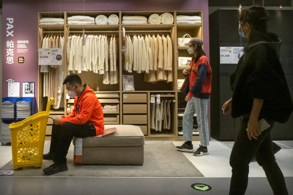 Clientes pasean por un establecimiento de Ikea de la capital china. (Foto: Mark Schiefelbein / AP).