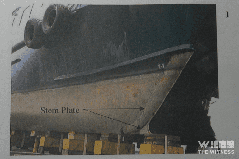 圖為海泰號右邊船頭，專家指海泰號船頭用了鋼片加固，前方低部有一個呈 L 型、突出來的部分。（海事處相片）