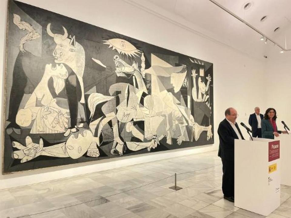 Presentación del Año Picasso frente al cuadro Guernica en el Museo Reina Sofía, por Miquel Iceta, ministro de Cultura y Deportes de España y Rima Abdul Malak, ministra de Cultura de Francia, cortesía de Consejería de Turismo de España.