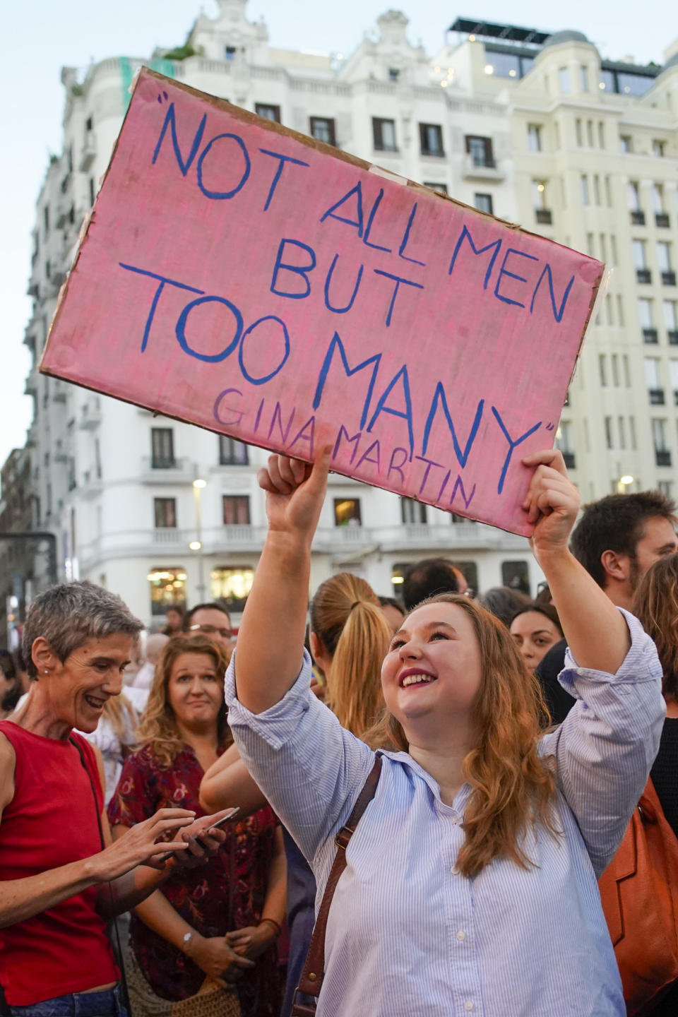 Una manifestante muestra una pancarta durante una protesta contra el presidente de la Federación Española de Fútbol, Luis Rubiales, y en apoyo de la futbolista de la selección femenina Jenni Hermoso, en Madrid, el 28 de agosto de 2023. España examina el sexismo en el fútbol luego de que el jefe de la RFEF propinó un beso no consentido a una jugadora en la Copa del Mundo. (AP Foto/Andrea Comas)