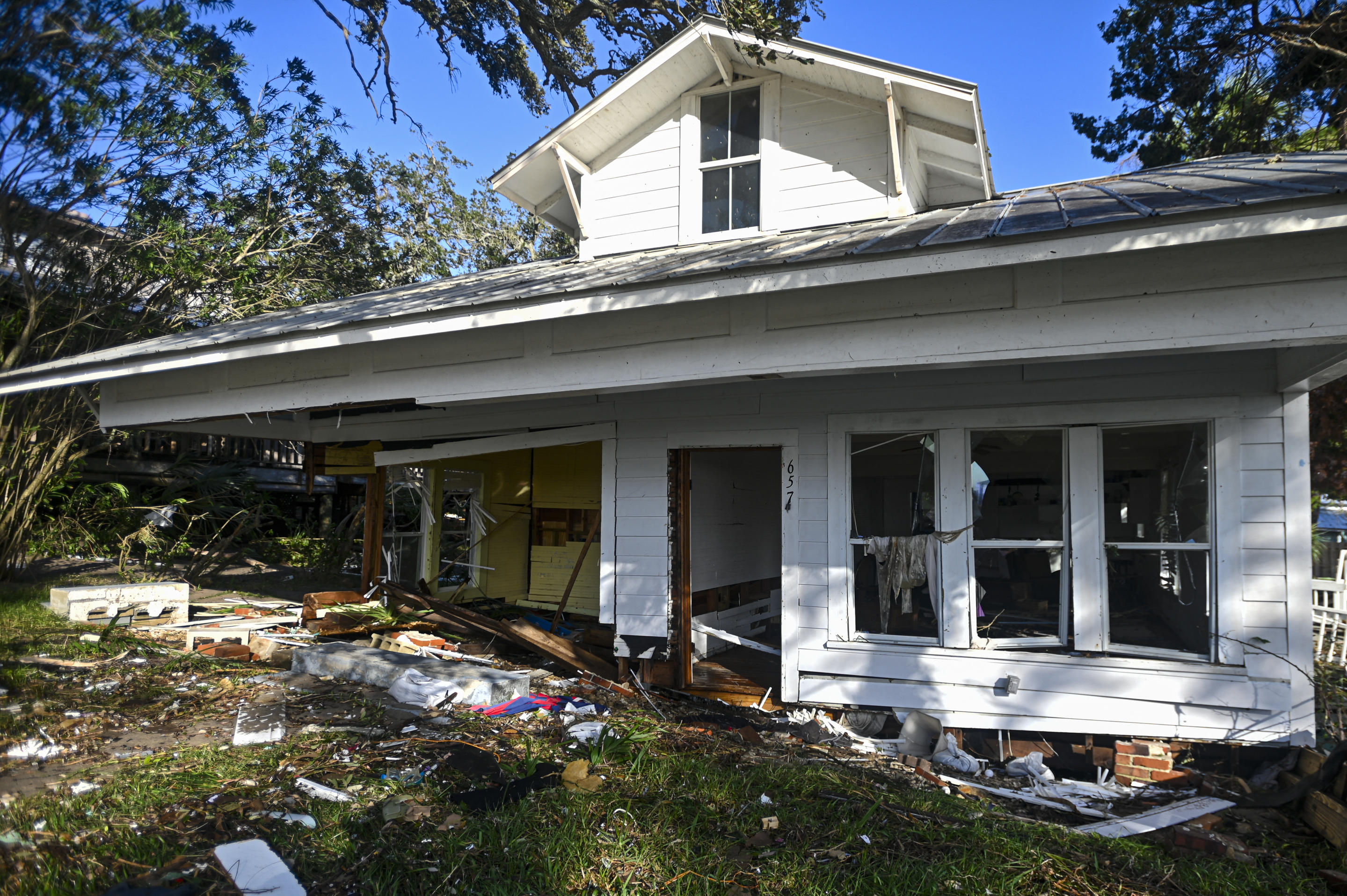 Una casa destruida por el huracán Helene tras tocar tierra en Cedar Key, Florida, el 27 de septiembre de 2024. (Foto de Miguel J. Rodríguez Carrillo / AFP) (Foto de MIGUEL J. RODRÍGUEZ CARRILLO/AFP vía Getty Images)