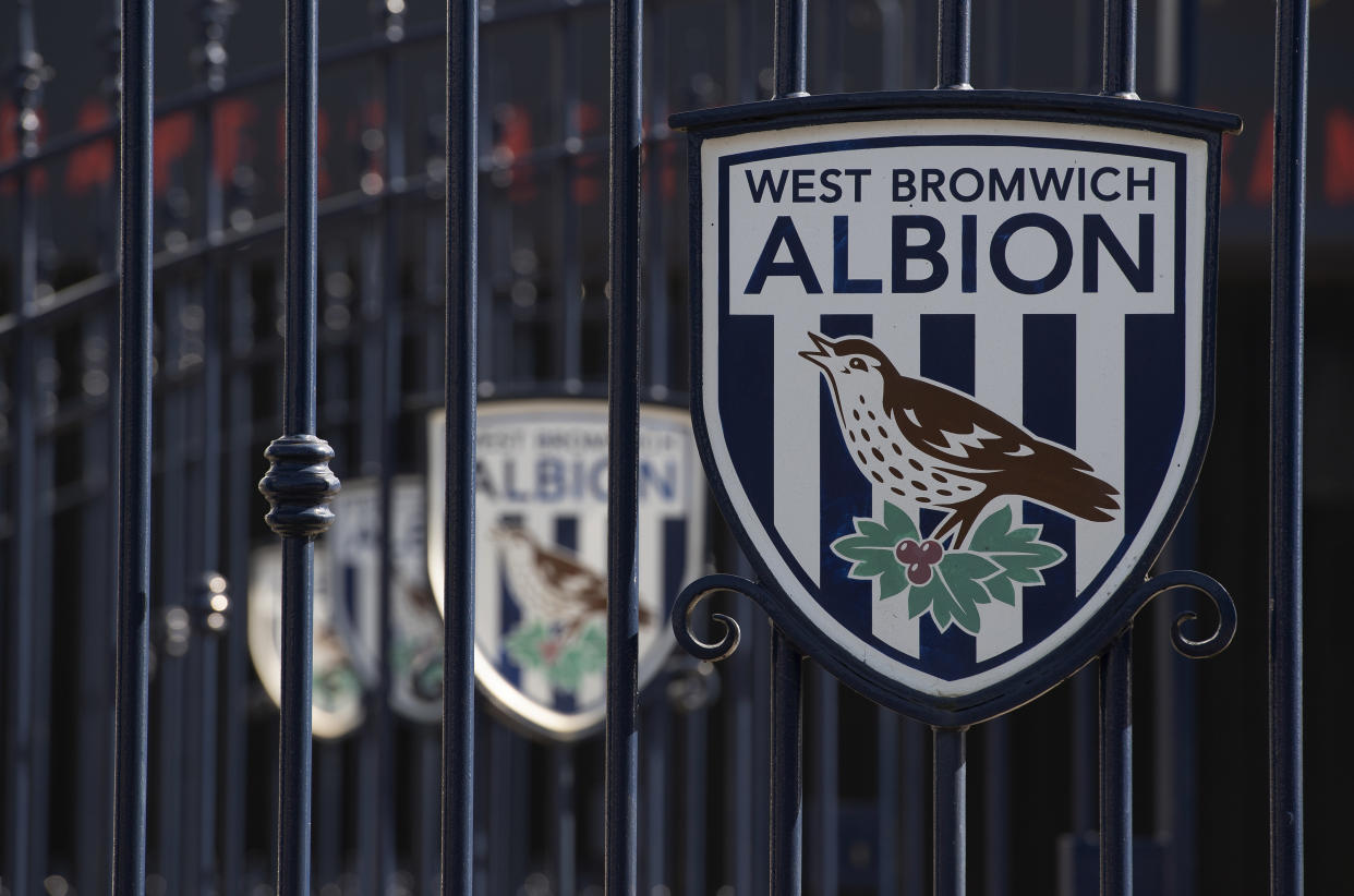 Escudo del West Bromwich Albion en una de las puertas de su estadio.