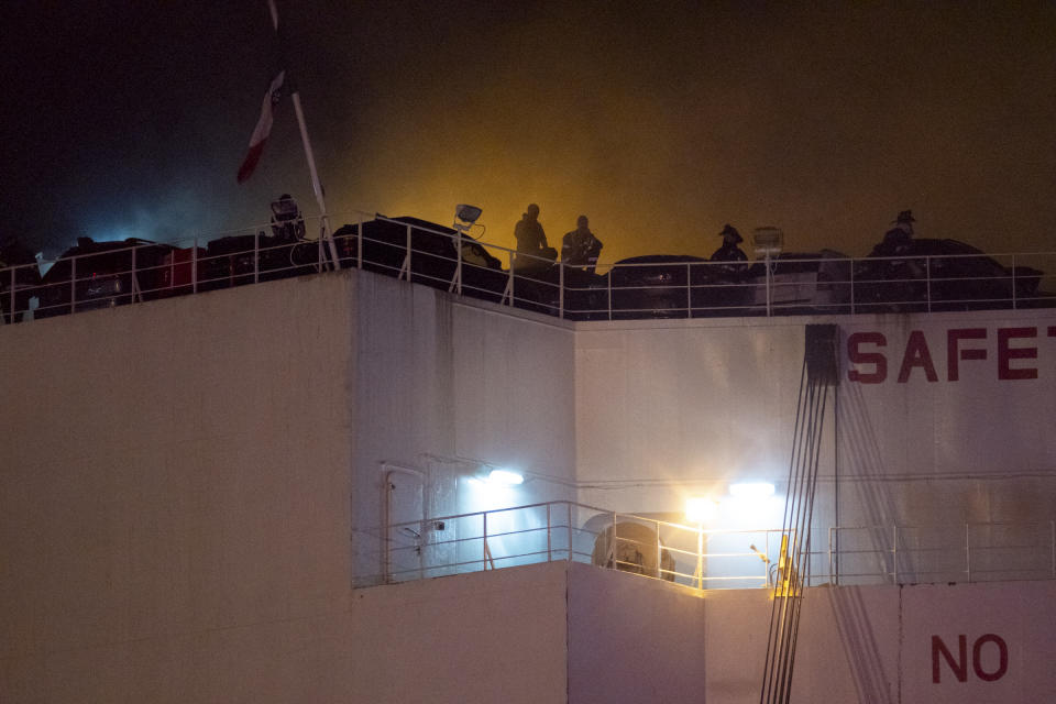 A medida que se desata un incendio mortal en un barco, un nuevo desafío: evitar que naufrage