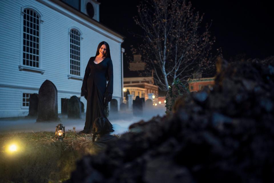 Wednesday. (L to R) Catherine Zeta-Jones as Morticia Addams, Jenna Ortega as Wednesday Addams in episode 105 of Wednesday.