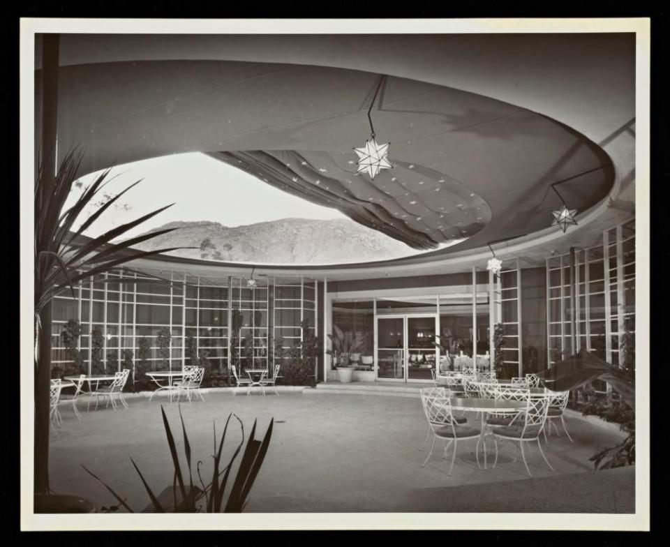 <p>Williams's modern indoor courtyard featured a retractable roof: a modern novelty at the time. </p>