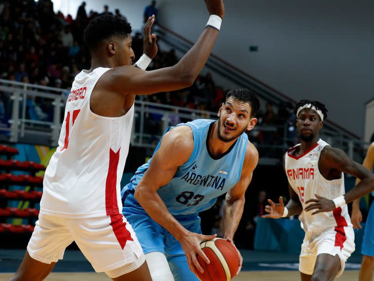 Tayavek Gallizzi en acción en el partido entre la Argentina y Panamá, por la fecha 2 del grupo B de los Juegos Panamericanos de Santiago.