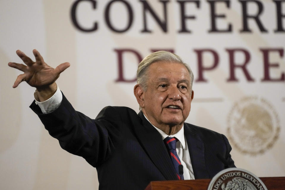 ARCHIVO - El presidente mexicano Andrés Manuel López Obrador ofrece su habitual conferencia matutina desde Palacio Nacional en Ciudad de México, el martes 16 de abril de 2024. (AP Foto/Marco Ugarte, archivo)