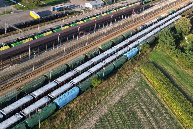 Esta fotografía tomada el 20 de septiembre de 2023 muestra trenes con grano ucraniano almacenados en vagones cubiertos con lona blanca en la segunda y tercera vía de la estación de Dorohusk, en la frontera entre Polonia y Ucrania