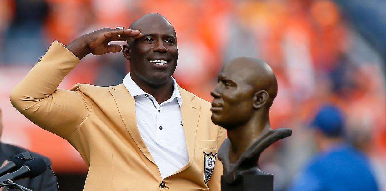 Terrell Davis gives Broncos fans a "Mile High salute" after being honored with his Hall of Fame induction&nbsp;before&nbsp;the Nov. 17 game in Denver. (Photo: Russell Lansford/Icon Sportswire via Getty Images)