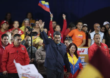 Venezuela's President Nicolas Maduro (C) salutes during the final campaign rally of Venezuela's United Socialist Party (PSUV) in Caracas, June 26, 2015. REUTERS/Jorge Dan Lopez