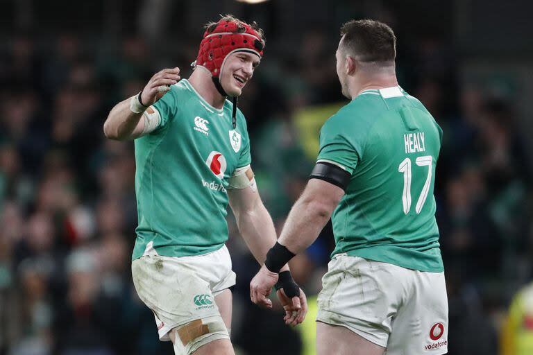 Saludo entre Josh Van der Flier y Cian Healy, tras la conquista irlandesa en Dublín; el Trébol fue cayendo en rendimiento, pero aun así ganó el torneo y se sobrepuso al golpe de una eliminación temprana en el Mundial Francia 2023 y al retiro de Jonathan Sexton.