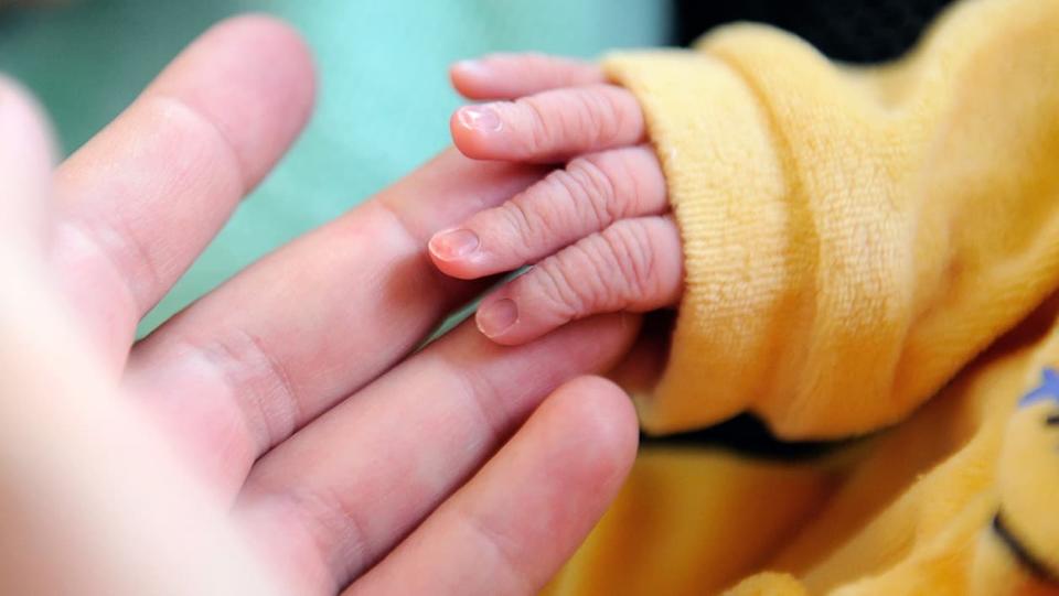 Après la naissance, le prénom de l'enfant doit être enregistré par l'état civil dans les 5 jours. (Photo d'illustration) - Philippe Huguen - AFP