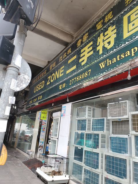 有市民在網上指深水埗一店舖長期將兔籠放店外。