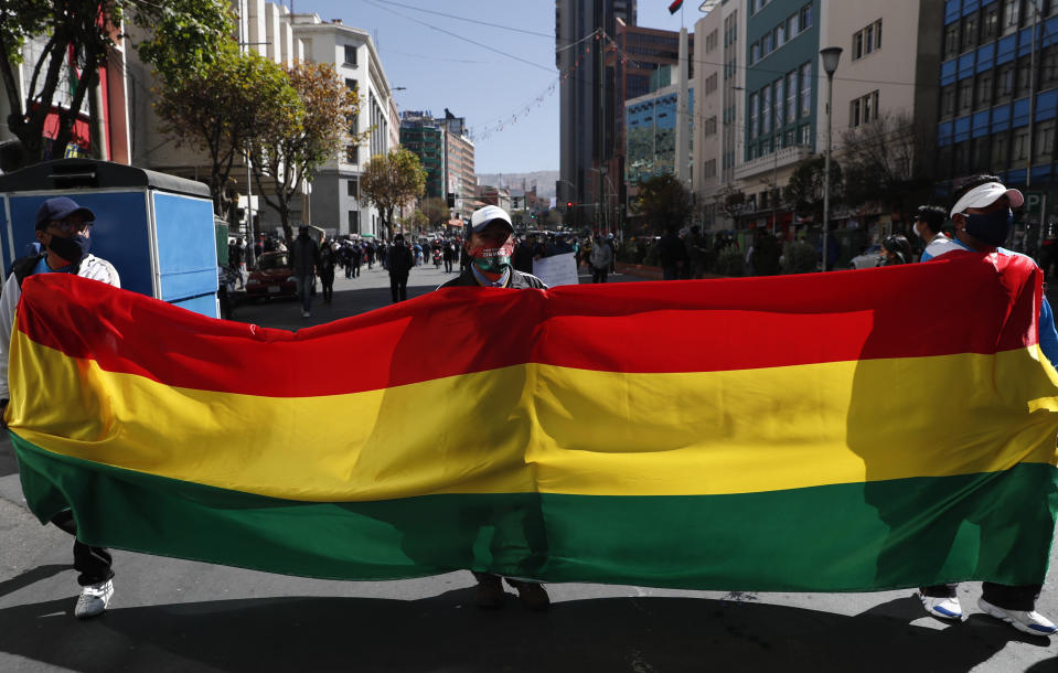 Los conductores del transporte público participan en una protesta en reclamo de un aumento de las tarifas porque las medidas de cuarentena para frenar la propagación del nuevo coronavirus han disminuido sus ingresos, en La Paz, Bolivia, el miércoles 1 de julio de 2020. (AP Foto/Juan Karita)