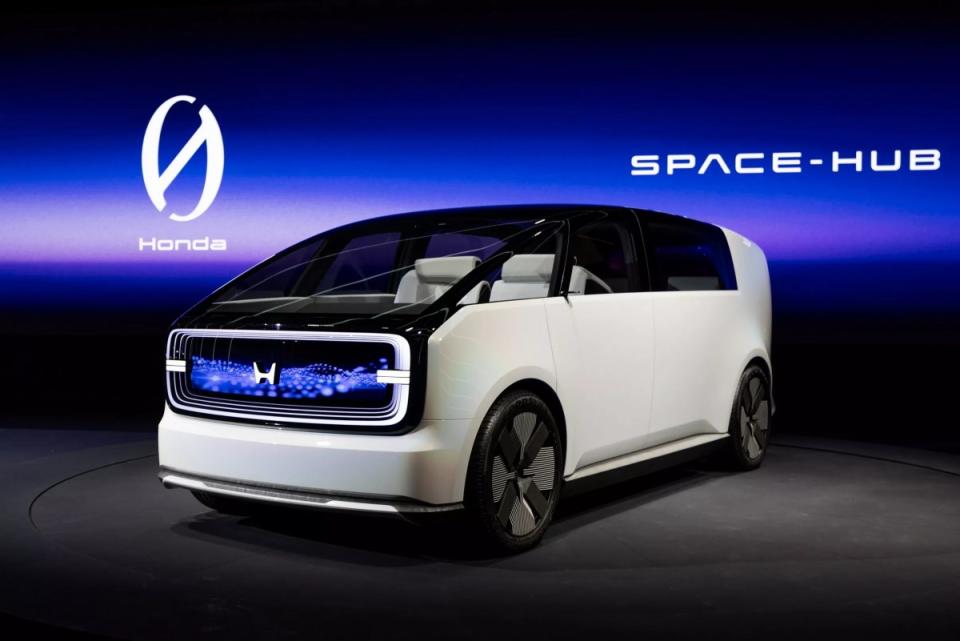 Space-Hub雖然沒有提到將會量產，不過大面積的玻璃車頂讓視覺相當開闊。