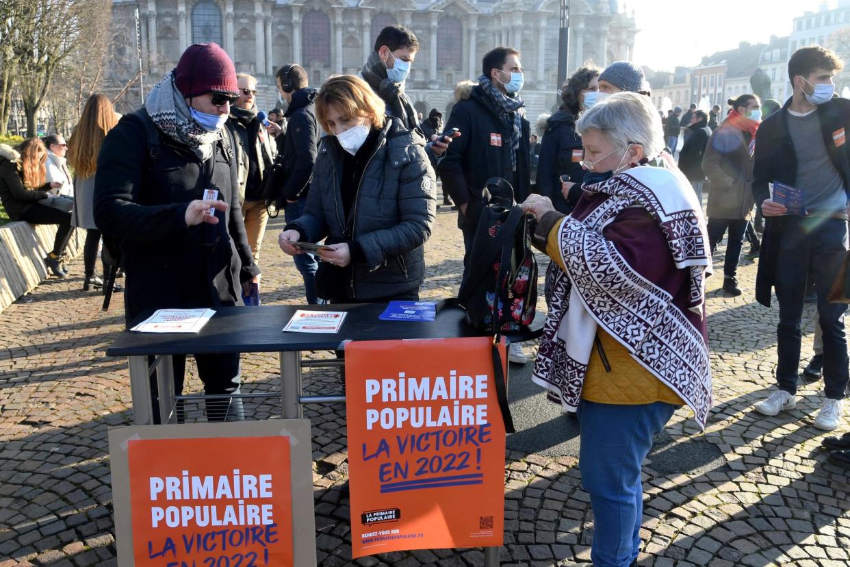 Des militants cherchent à convaincre des passants de s'inscrire à la Primaire populaire le 15 janvier 2021, place de la République à Lille - FRANCOIS LO PRESTI / AFP