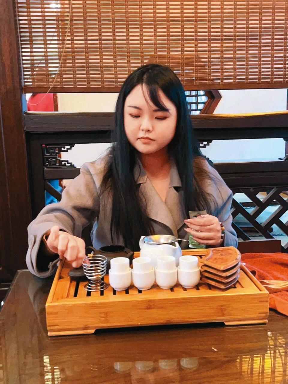 28歲的黃詩婷（圖）繼承媽媽的靈媒事業，同時開創品茶論命之法。（黃詩婷提供）
