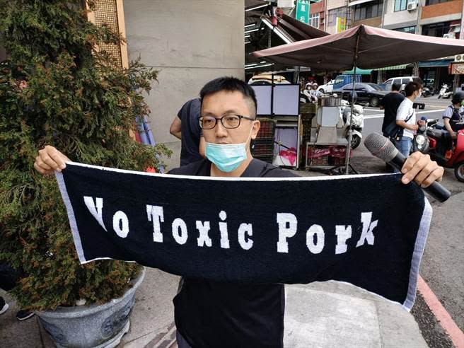 李建誠高舉「No Toxic Pork」反毒豬毛巾。（袁庭堯攝）