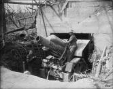 <p>Canadian soldiers from Winnipeg’s 27th Battalion examine a captured German 8″ gun on Vimy Ridge in August 1917. Photo from Library and Archives Canada. </p>