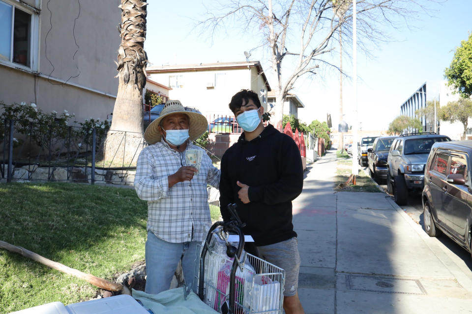 Morales and a street vendor. (Courtesy Jesús Morales)