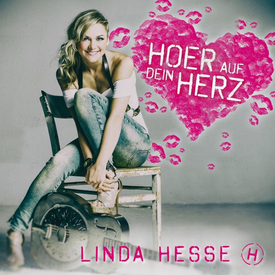 Die neue Helene Fischer? Das sollen bekanntlich viele Nachwuchskünstler sein ... Linda Hesse wird in dieser Reihe zwar auch genannt, aber schon das Cover ihres Albums "Hör auf dein Herz" (2014) zeigt, dass die 33-Jährige einen eigenen Weg geht. Wir sehen: eine junge, selbstbewusste Lady, mit der man bedenkenlos direkt zum Pferdestehlen übergehen würde. (Bild: Universal)