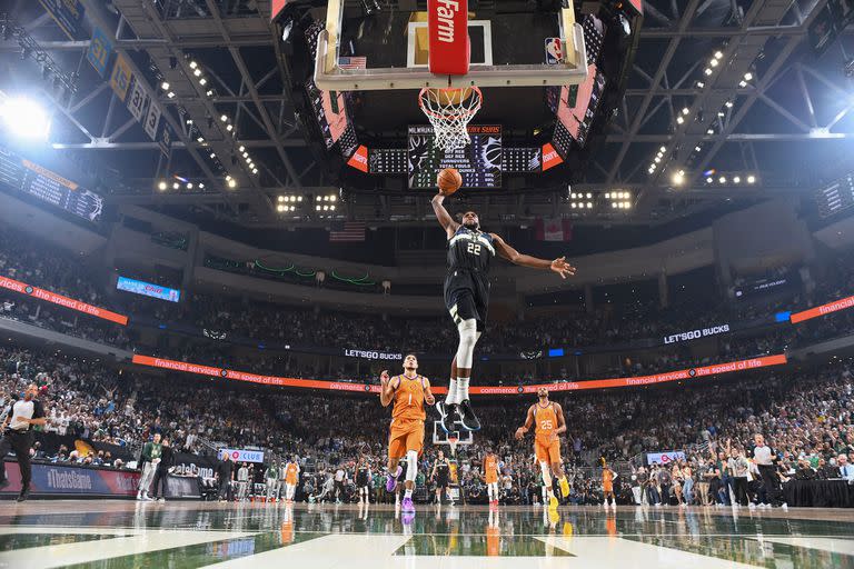 Khris Middleton vuelca la pelota frente a 17.397 simpatizantes en el estadio de Milwaukee; el número 22 es compadre de Antetokounmpo desde que éste debutó en la liga de Estados Unidos.