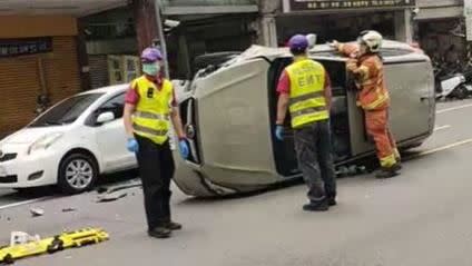 唐男恍神自撞車子側翻，警消到場協助他脫困。（圖／翻攝龜山生活通臉書）