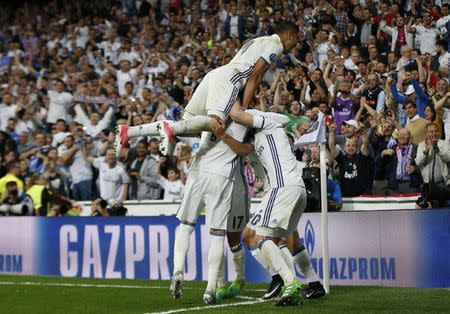 Foto del martes de Asensio celebrando con sus compañeros tras marcar el cuarto gol de Real Madrid ante Bayern Munich. 18/4/17 El Real Madrid venció 4-2 al Bayern Munich el martes en un partido que se decidió en el alargue y con un triplete del portugués Cristiano Ronaldo, sumándose así a su clásico rival Atlético Madrid en alcanzar las semifinales de la Liga de Campeones. Reuters/ Susana Vera