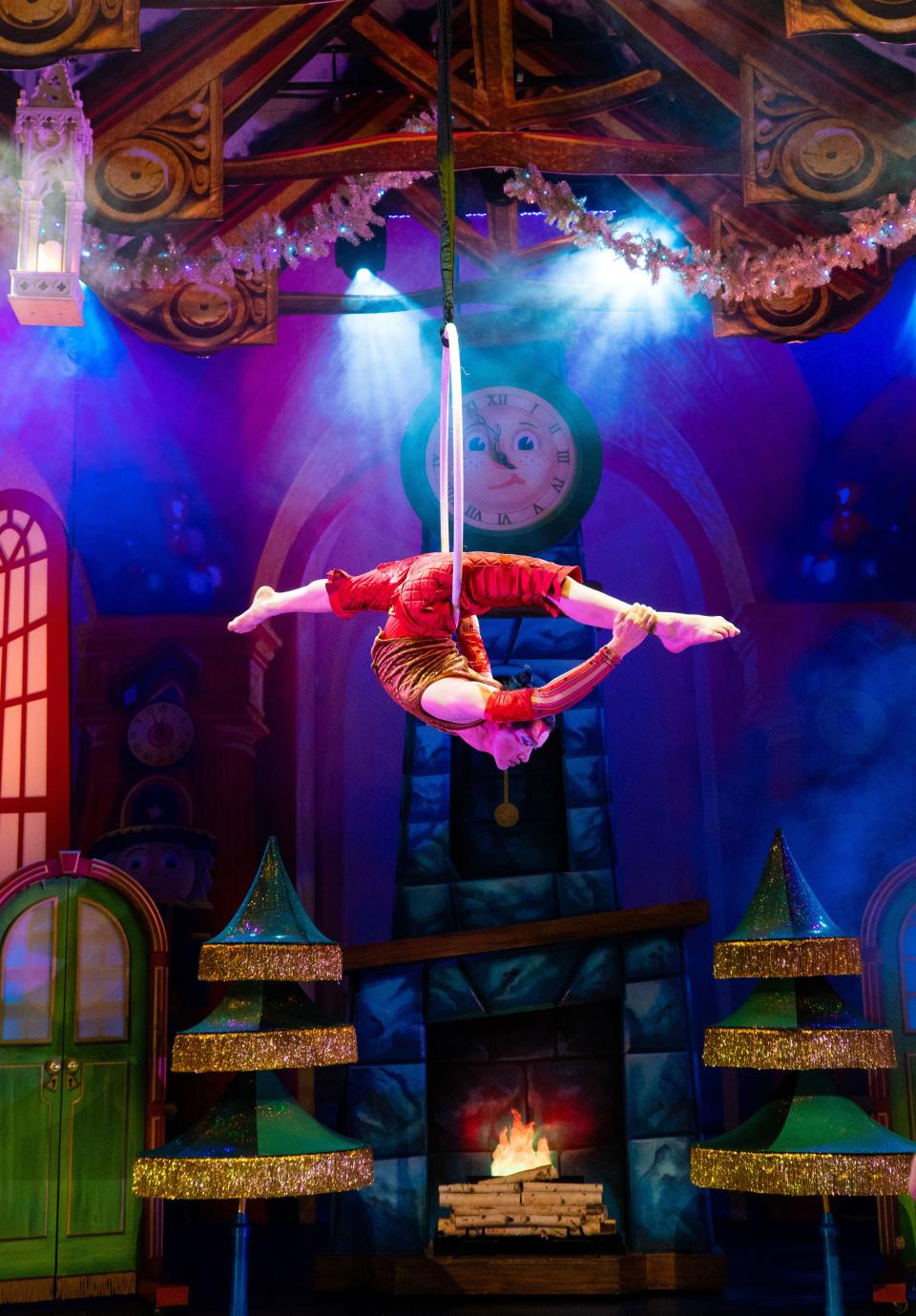The Cirque Dreams Holidaze show includes a world-renowned cast of performers, including an ensemble of aerial circus acts, jugglers, rope skippers, acrobats and other contemporary and traditional circus acts.