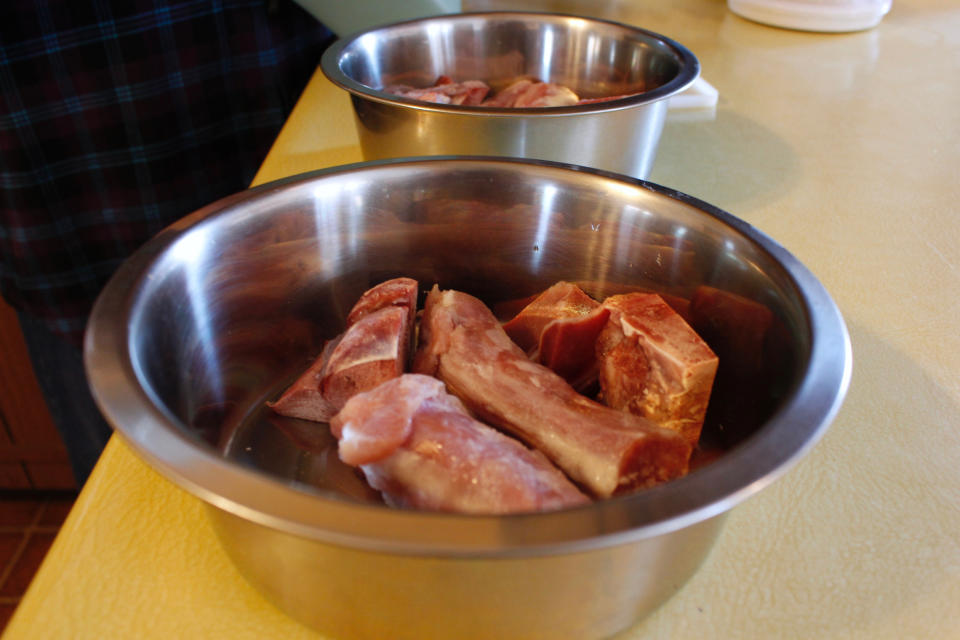 Cuellos y mollejas de pavo servidos en los platos de Gracie y Takaani, dos ovejeros alemanes propieadd de Deb y Joe Colgan, quienes los alimentan con comida fresca, no con comida balanceada para animales. Foto del 21 de febrero del 2019 en Oconomowoc, Wisconsin. (AP Photo/Carrie Antlfinger)