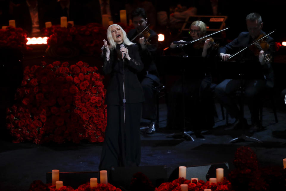 Christina Aguilera canta durante un acto en memoria de Kobe Bryant y de su hija Gianna, el lunes 24 de febrero de 2020, en Los Ángeles (AP Foto/Marcio José Sánchez)