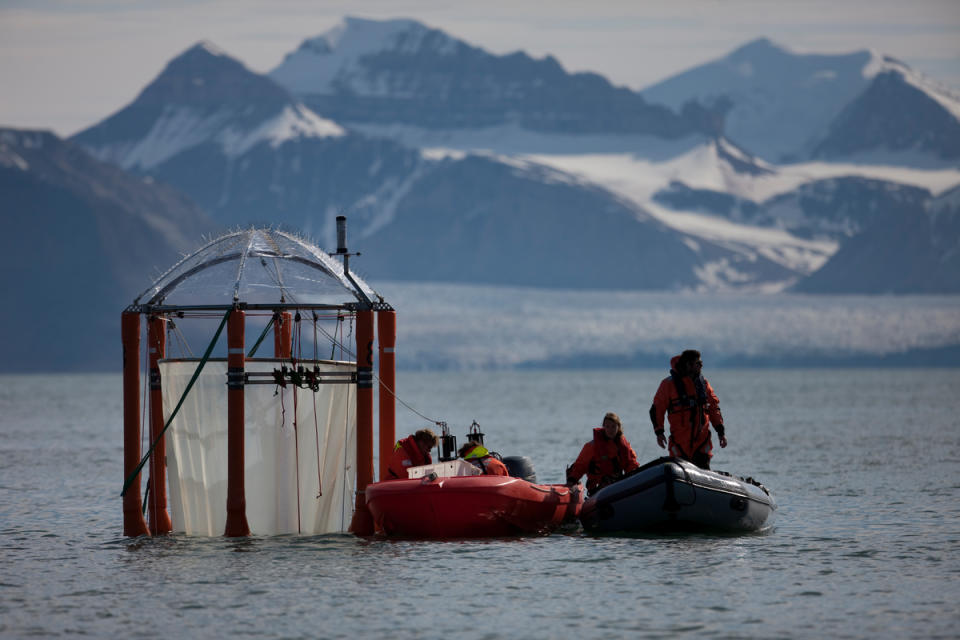 2010年7月，綠色和平船艦「希望號」與德國海洋科學家合作，於北極海設置9個中觀生態池（mesocosms），蒐集當時仍然稀缺的北極海洋酸化數據。