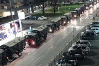 L'immagine simbolo della tragedia italiana. Mezzi militari trasportano bare fuori da Bergamo, affinché avvenga la cremazione nei cimiteri di altre città delle persone decedute per Covid-19. (Foto Web)