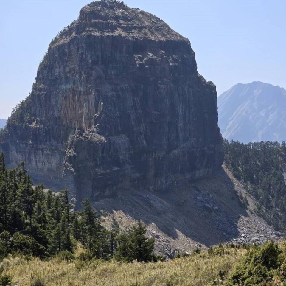 大霸尖山壩基強震落石崩塌，往小霸路線受創山友暫勿上山。（圖：雪管處提供）